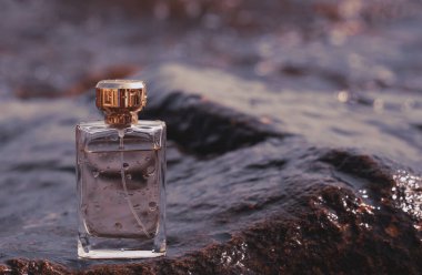 Deniz zemininde parfüm şişesi 