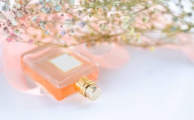 Hafif arka planda çiçekli parfüm