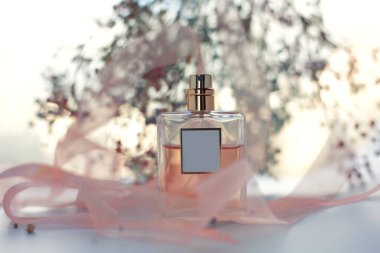 Hafif arka planda çiçekli parfüm