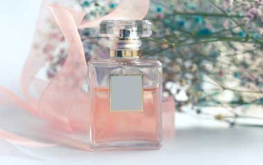 Hassas kadın parfümü ve çiçekleri