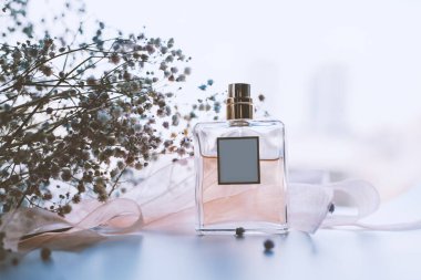 Kadın parfümü ve narin çiçekler.