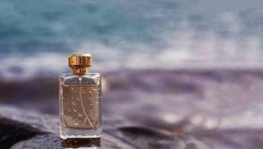 Doğanın arka planında parfüm