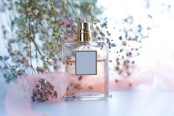 Hafif arka planda çiçekli parfüm