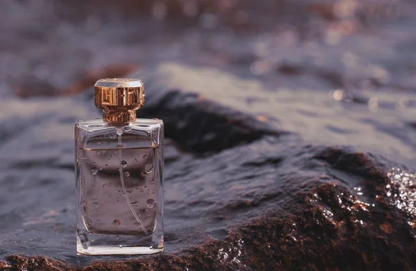 Deniz zemininde parfüm şişesi 