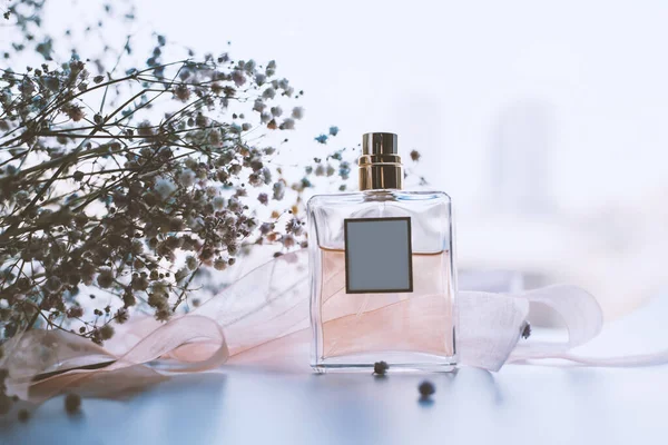 Kadın parfümü ve narin çiçekler.