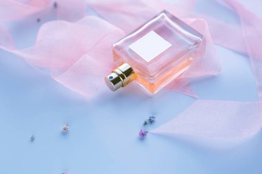 Mavi arka planda kadın parfümü