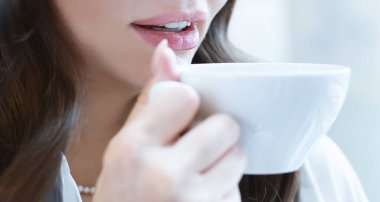 Kız ve kahve yakın çekim.