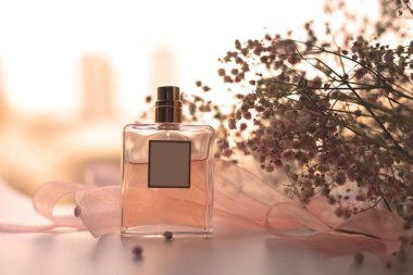 Kadın parfümü ve kurumuş çiçekler.