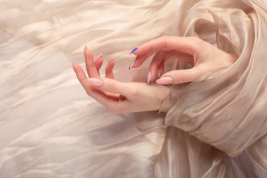 Kadın ellerinde şık manikür.