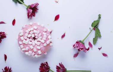 Çörek ve çiçekler beyaz arkaplanda 