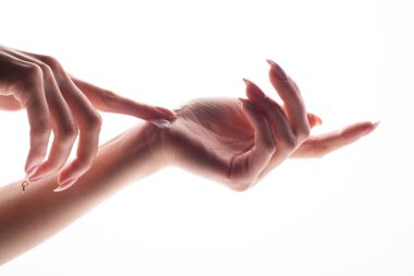 Kadının elleri nemlendirici el kremi sürüyor.