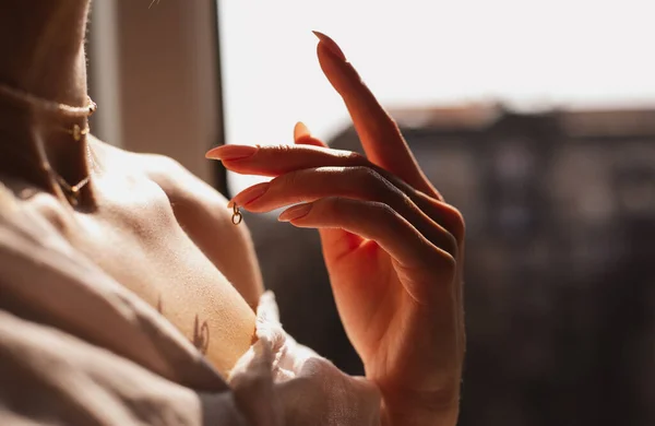 Manos Femeninas Con Diseño Uñas Rosadas Esmalte Uñas Rosa Manicura — Foto de Stock