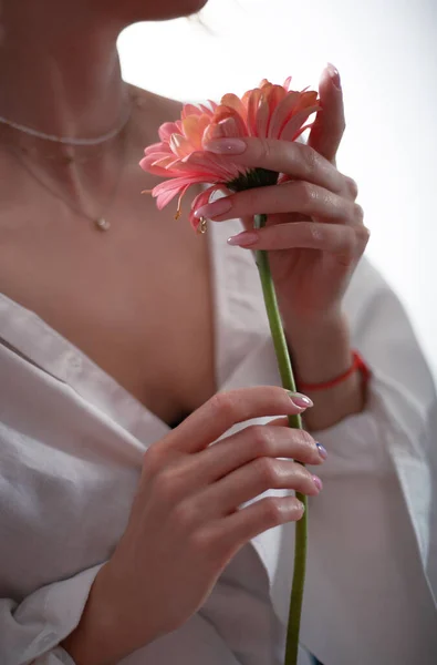 Giovane Donna Con Fiore Mano Simbolo Della Salute Della Donna — Foto Stock