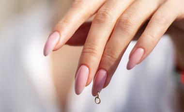 Pembe manikürlü güzel kadın elleri