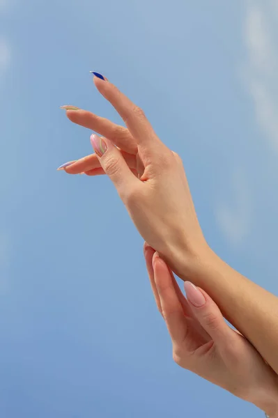 Mains Féminines Sur Fond Bleu Symbole Soin Corps — Photo