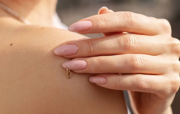 Hermosas Manos Femeninas Con Manicura Rosa — Foto de Stock