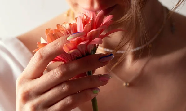 Молодая Женщина Нюхает Цветы Вблизи — стоковое фото