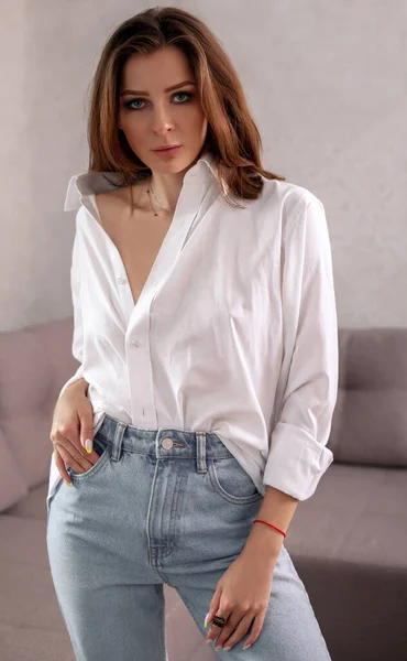 Fashionable Woman White Shirt Jeans — Stock Photo, Image