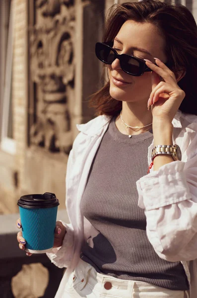 Jovem Mulher Óculos Sol Com Uma Xícara Café Livre — Fotografia de Stock