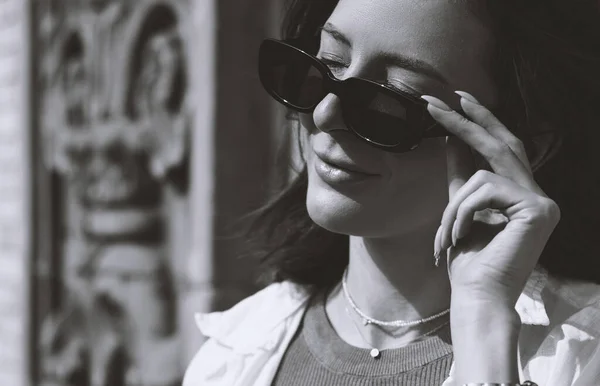 Retrato Blanco Negro Una Joven Con Gafas Sol — Foto de Stock