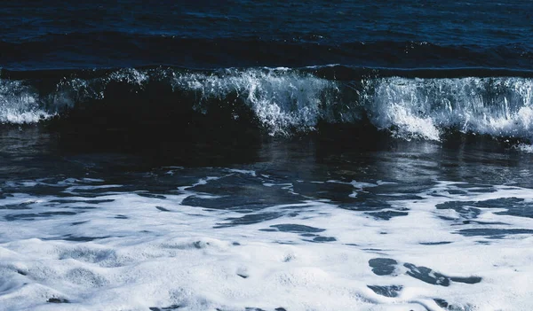 深い青色の水面の質感 — ストック写真