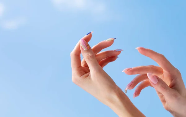 Krásné Ženské Ruce Manikúrou — Stock fotografie