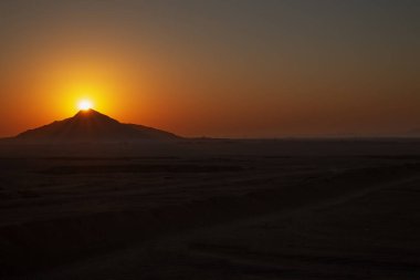 Gün doğumunda dağların güzel manzarası