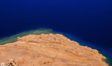 Uçaktan kumsal ve deniz manzarası