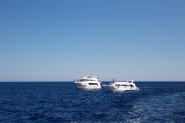 Denizde iki zevk yatı