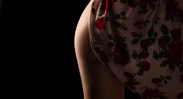 그녀의 엉덩이 클로즈업을 보여주는 — 스톡 사진