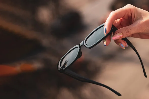 Elegantes Gafas Sol Una Mano Femenina — Foto de Stock