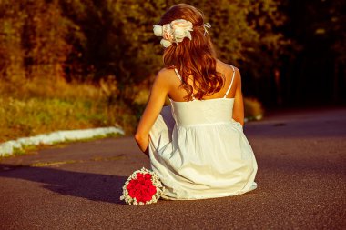 çiçekler yaz peyzaj ile güzel kız