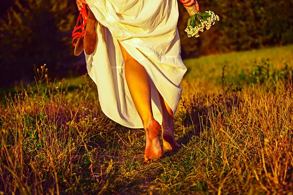 Bella ragazza a piedi al tramonto — Foto Stock