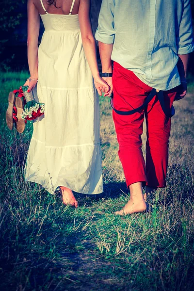 Couple aimant se promenant dans le parc — Photo