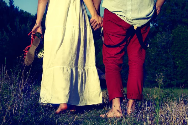 Paar spaziert in sommerlicher Landschaft — Stockfoto