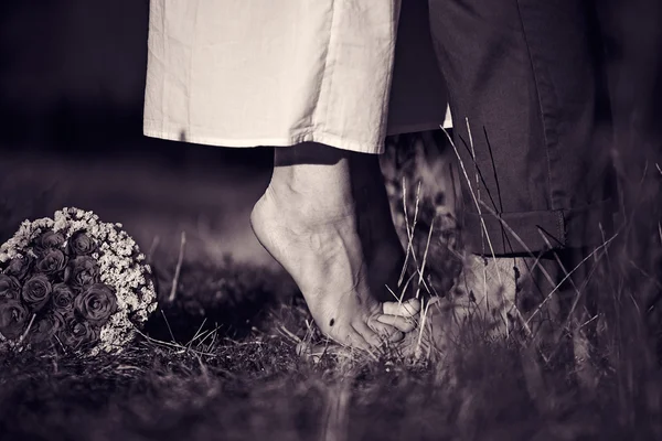 Älskar mellan ett ungt par på park — Stockfoto