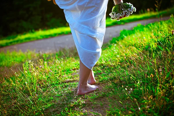 Barefoot girl walk in the park — Stock Photo, Image