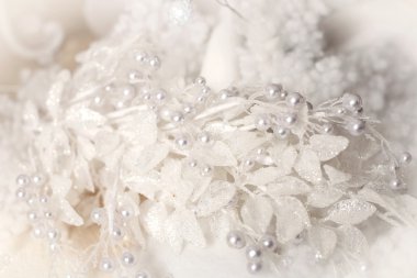 Kar tanelerinde Noel süsleri.