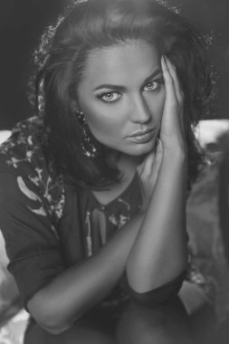 Güzel bir kadının siyah beyaz portresi.