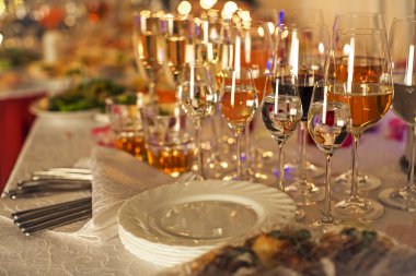 yemekler ve servis masasına yemek görüntüsü