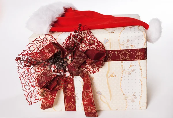 Christmas  box and santa hat — Stock Photo, Image