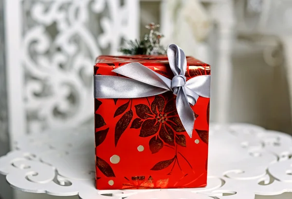 Kırmızı kutu hediye — Stok fotoğraf