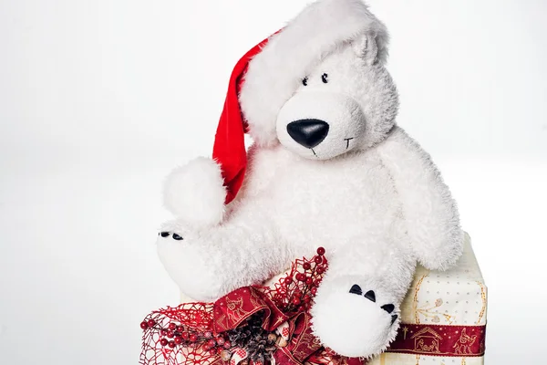 Urso de pelúcia com presente de Natal isolado no fundo branco — Fotografia de Stock