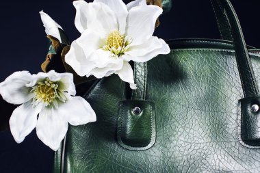 Şık çanta ve beyaz çiçek