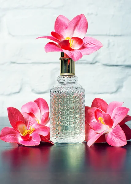 Parfume με προσφορά λουλουδιών — Φωτογραφία Αρχείου