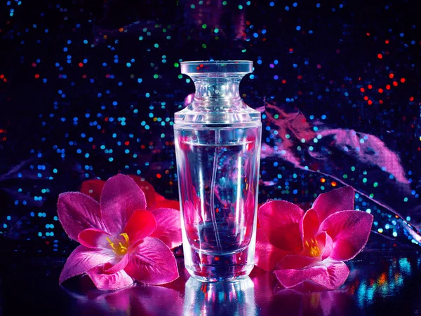 Perfume y flores rosadas —  Fotos de Stock