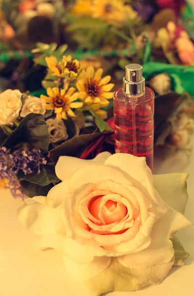 Parfém a květiny — Stock fotografie