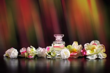 küçük şişe parfüm