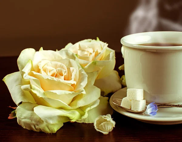 Gros plan de tasse de thé et de roses — Photo