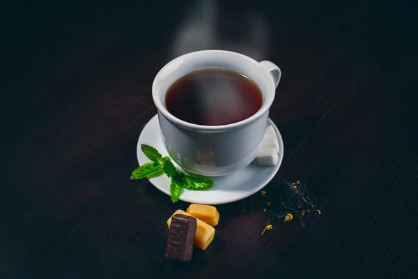 Tasse Tee und Minze — Stockfoto